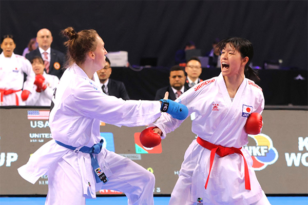 女子団体組手 日本チームの試合の写真