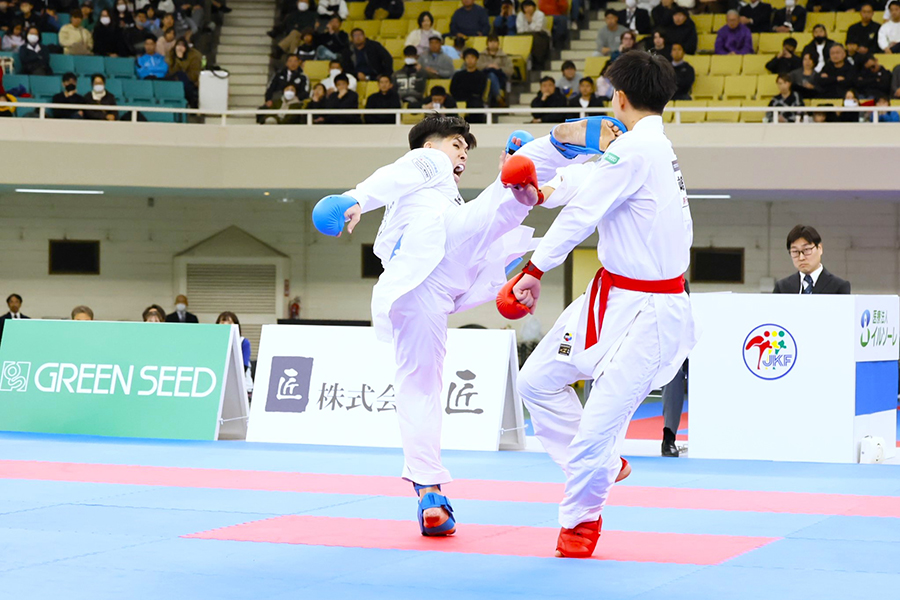 写真：男子個人組手決勝戦・上段蹴りをだす嶋田力斗選手